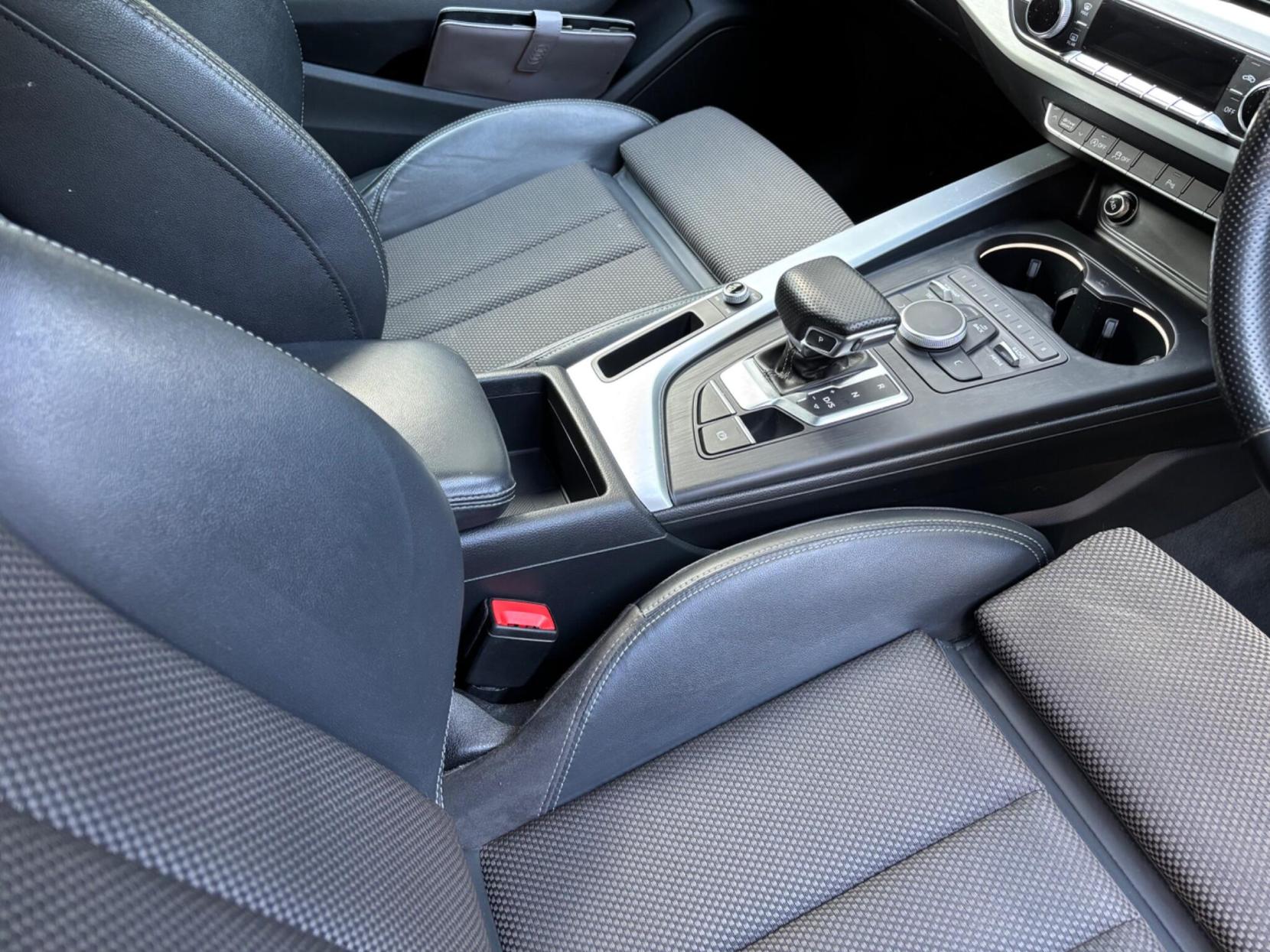 Audi A4 Avant 2.0 TDI ultra S line Estate 5dr Diesel S Tronic Euro 6 (s/s) (190 ps)