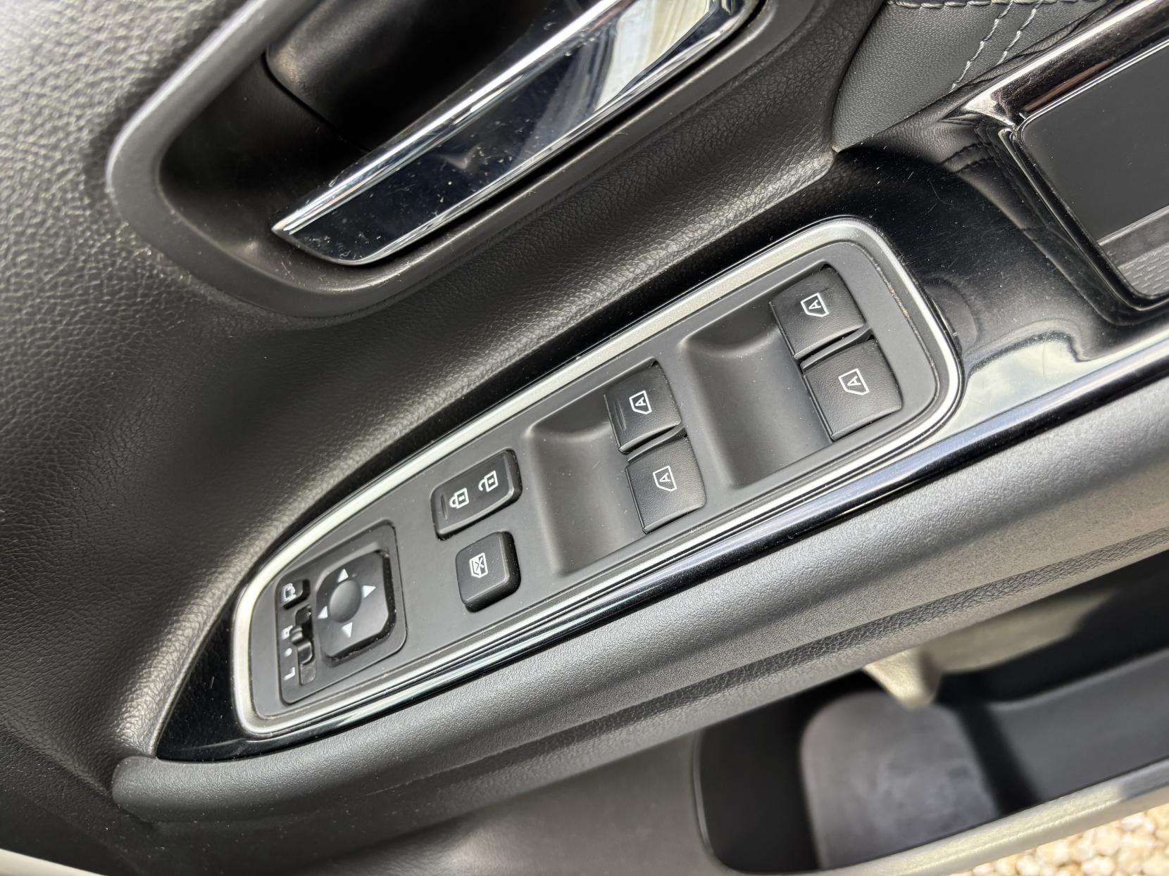 Mitsubishi Outlander 2.4h TwinMotor 13.8kWh 5h SUV 5dr Petrol Plug-in Hybrid CVT 4WD Euro 6 (s/s) (209 ps)