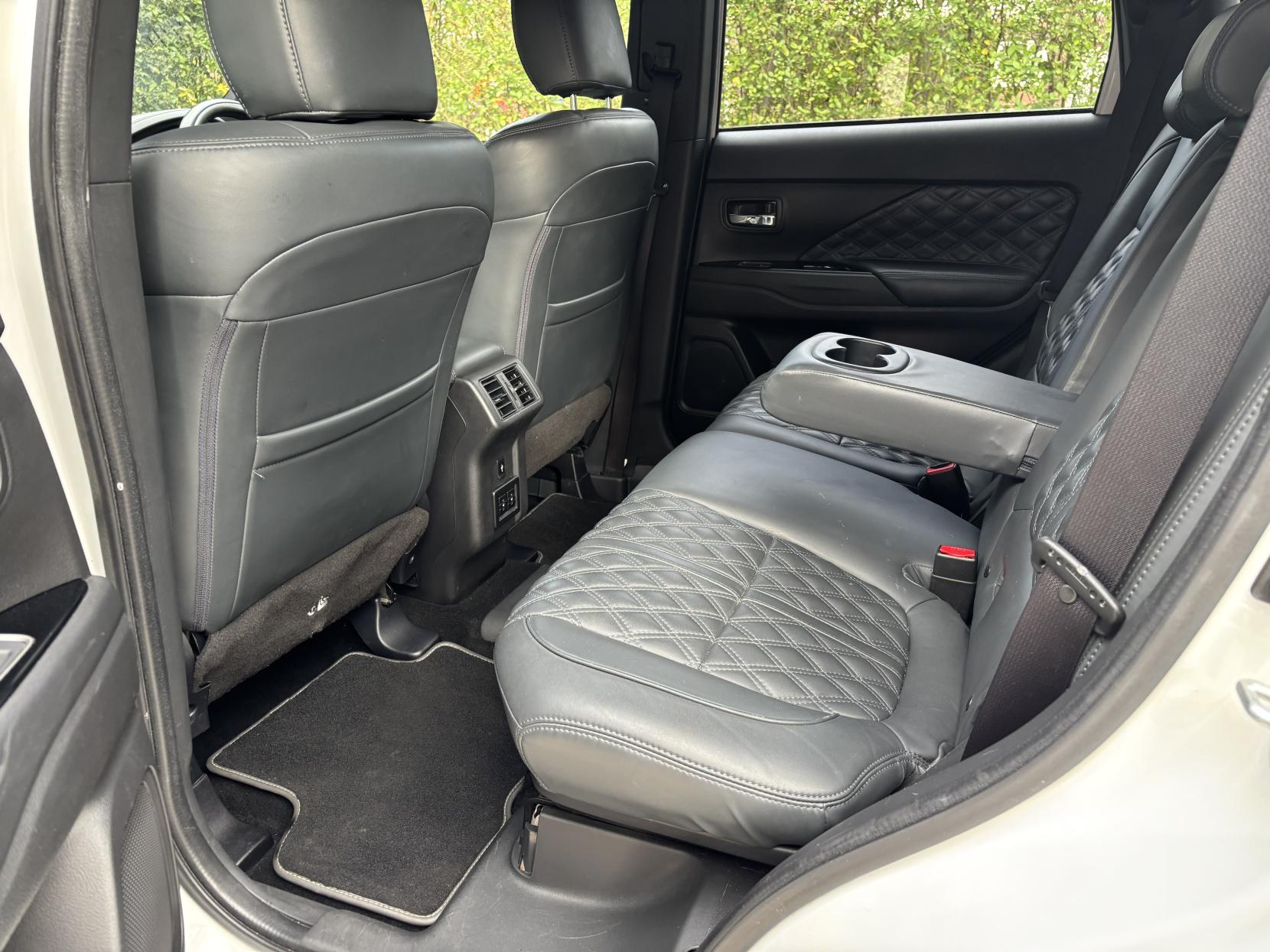 Mitsubishi Outlander 2.4h TwinMotor 13.8kWh 5h SUV 5dr Petrol Plug-in Hybrid CVT 4WD Euro 6 (s/s) (209 ps)