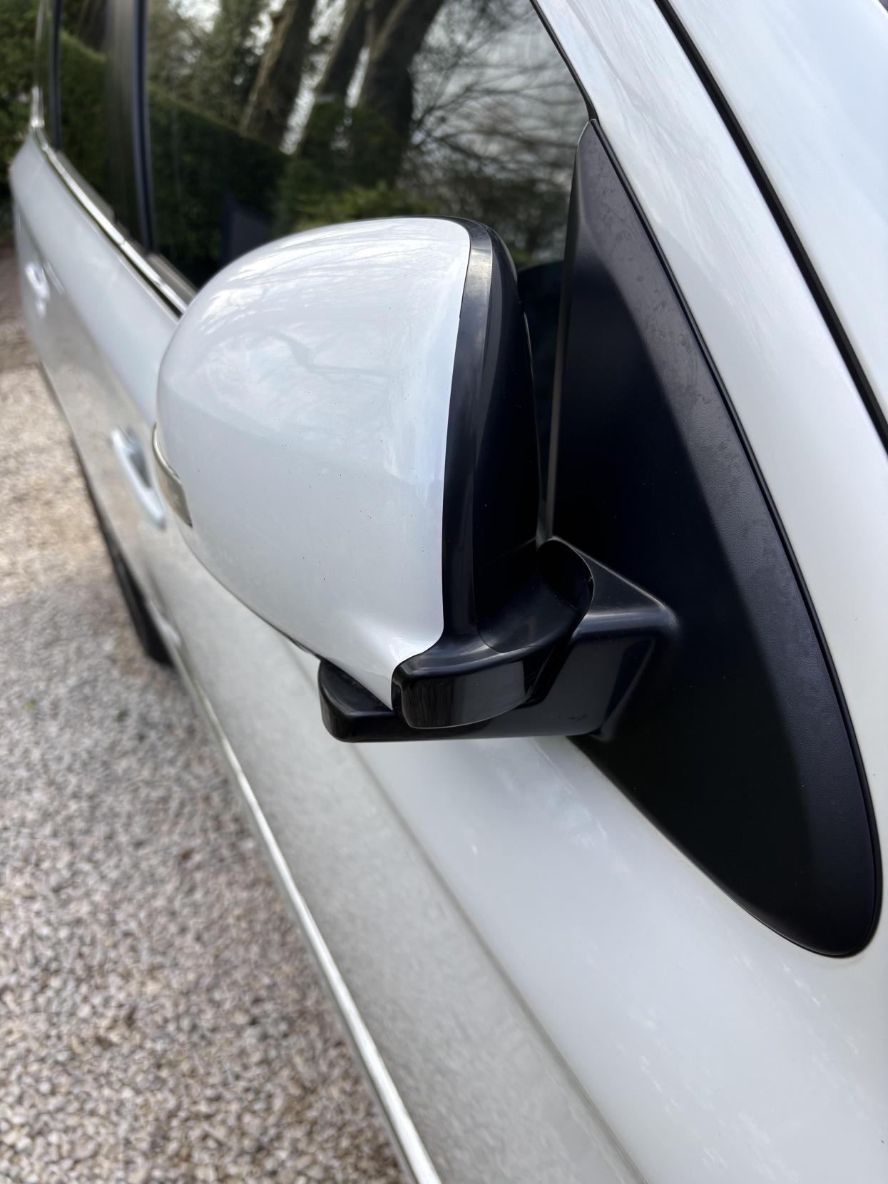 Mitsubishi Outlander 2.4h TwinMotor 13.8kWh 5h SUV 5dr Petrol Plug-in Hybrid CVT 4WD Euro 6 (s/s) (209 ps)