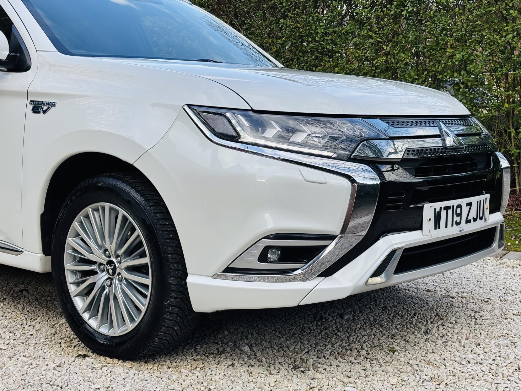 Mitsubishi Outlander 2.4h TwinMotor 13.8kWh 5h SUV 5dr Petrol Plug-in Hybrid CVT 4WD Euro 6 (s/s) (209 ps)