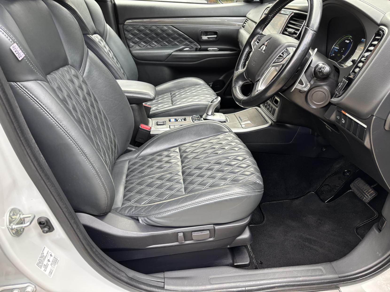 Mitsubishi Outlander 2.4h TwinMotor 13.8kWh 5h SUV 5dr Petrol Plug-in Hybrid CVT 4WD Euro 6 (s/s) (209 ps)