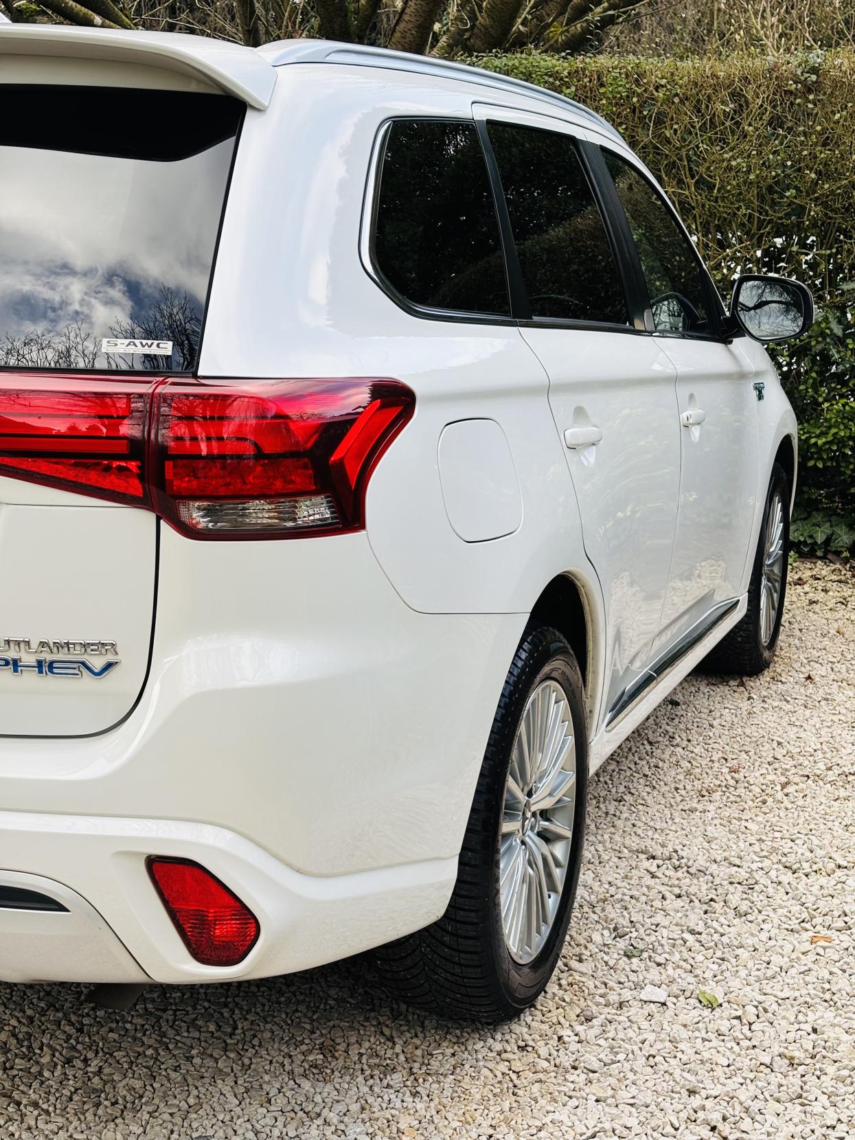 Mitsubishi Outlander 2.4h TwinMotor 13.8kWh 5h SUV 5dr Petrol Plug-in Hybrid CVT 4WD Euro 6 (s/s) (209 ps)