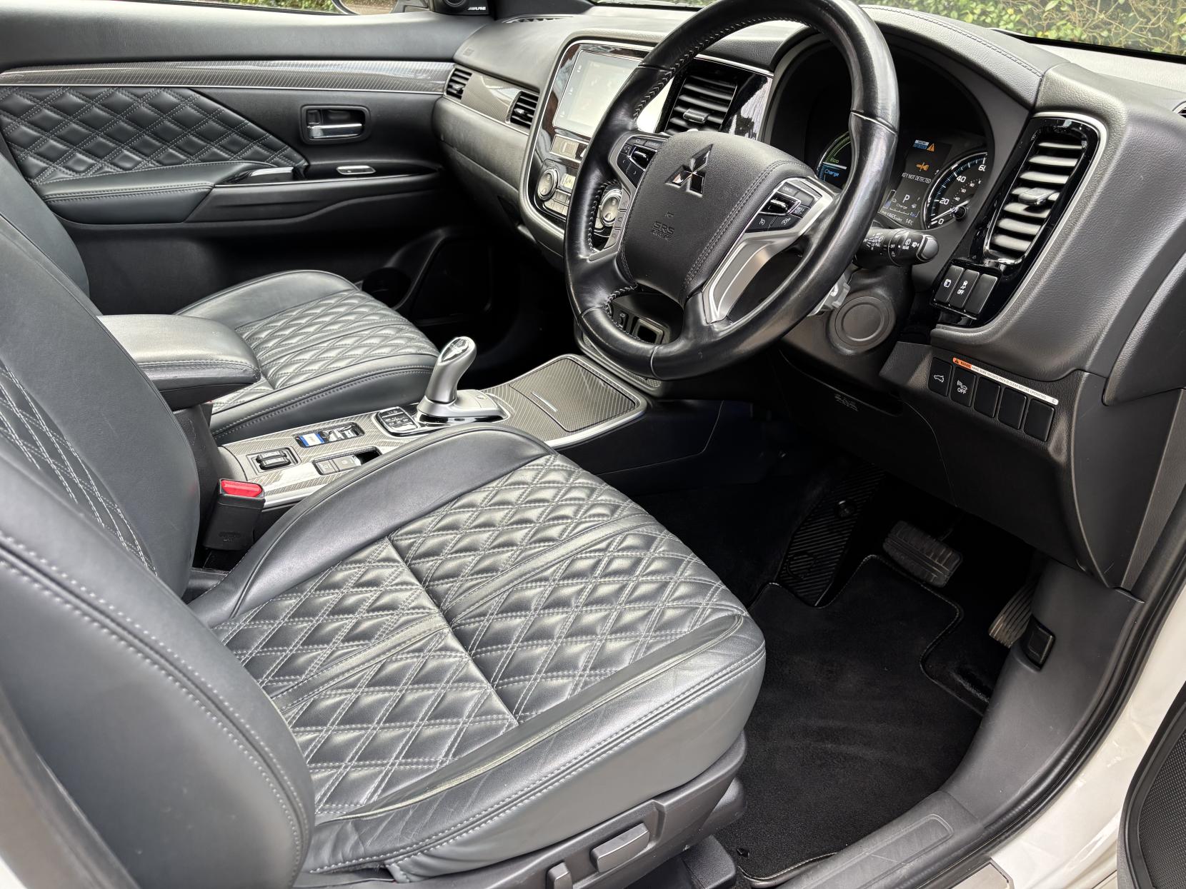 Mitsubishi Outlander 2.4h TwinMotor 13.8kWh 5h SUV 5dr Petrol Plug-in Hybrid CVT 4WD Euro 6 (s/s) (209 ps)