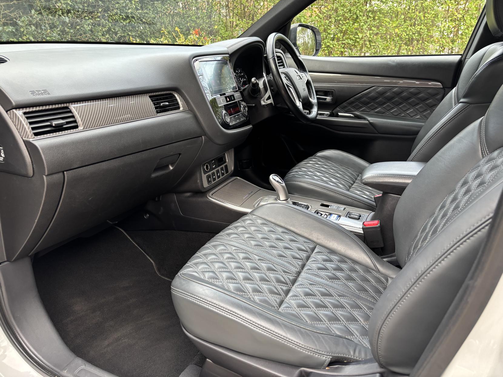 Mitsubishi Outlander 2.4h TwinMotor 13.8kWh 5h SUV 5dr Petrol Plug-in Hybrid CVT 4WD Euro 6 (s/s) (209 ps)