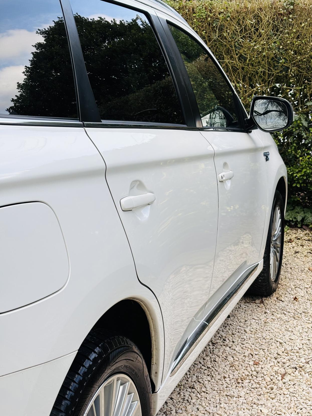 Mitsubishi Outlander 2.4h TwinMotor 13.8kWh 5h SUV 5dr Petrol Plug-in Hybrid CVT 4WD Euro 6 (s/s) (209 ps)