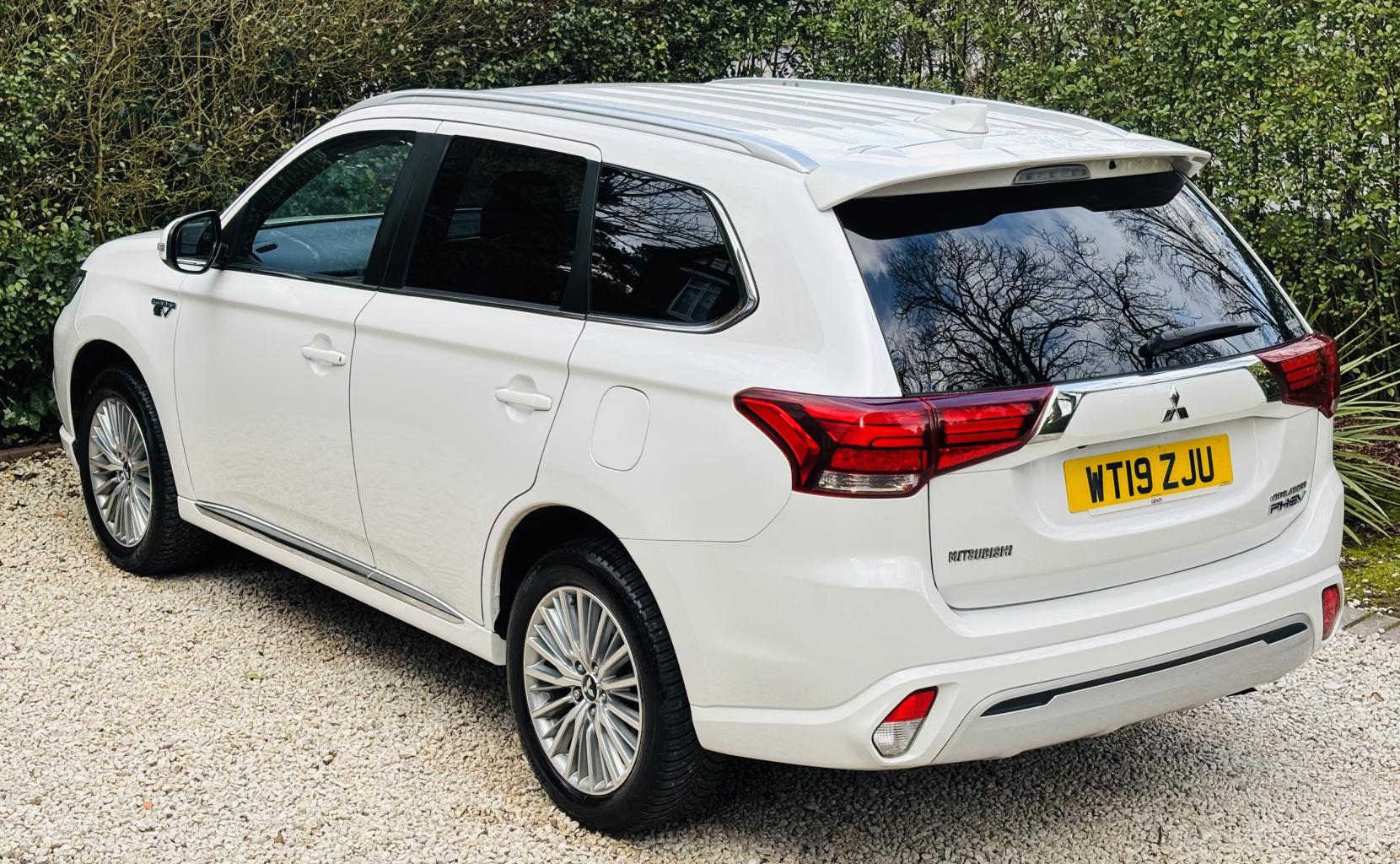 Mitsubishi Outlander 2.4h TwinMotor 13.8kWh 5h SUV 5dr Petrol Plug-in Hybrid CVT 4WD Euro 6 (s/s) (209 ps)