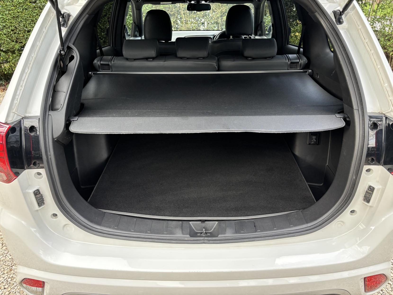 Mitsubishi Outlander 2.4h TwinMotor 13.8kWh 5h SUV 5dr Petrol Plug-in Hybrid CVT 4WD Euro 6 (s/s) (209 ps)