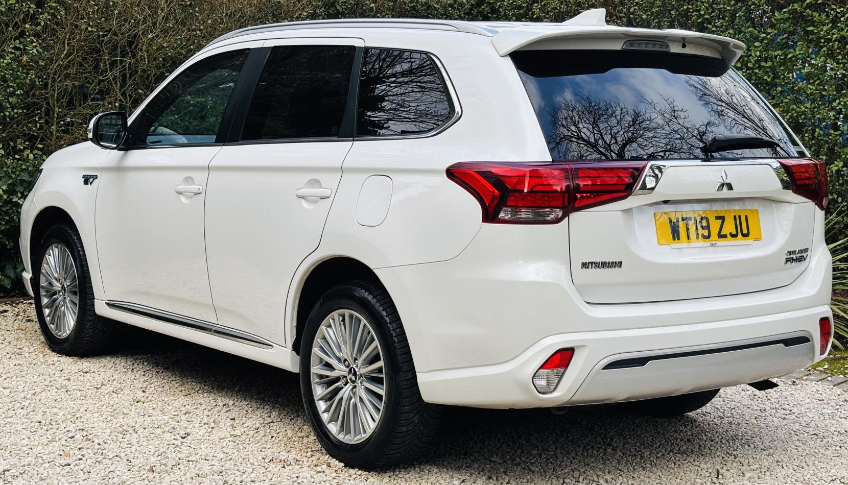Mitsubishi Outlander 2.4h TwinMotor 13.8kWh 5h SUV 5dr Petrol Plug-in Hybrid CVT 4WD Euro 6 (s/s) (209 ps)