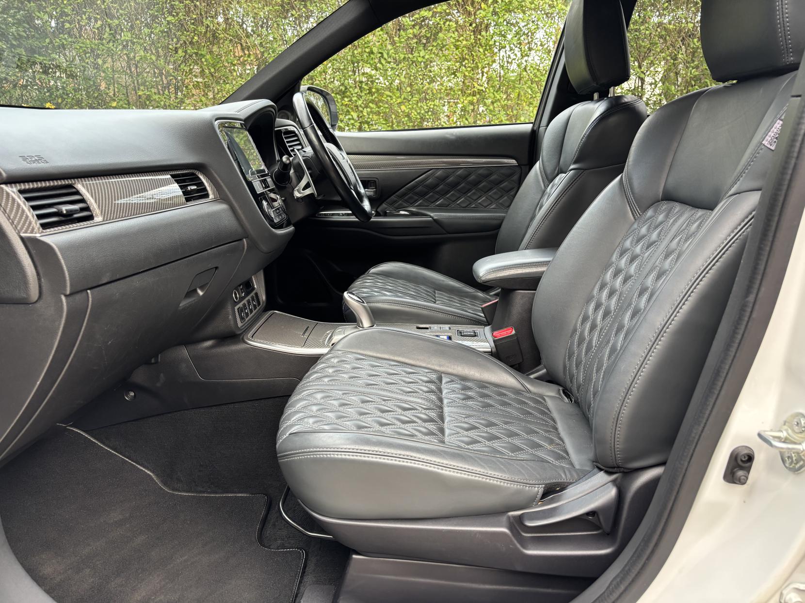 Mitsubishi Outlander 2.4h TwinMotor 13.8kWh 5h SUV 5dr Petrol Plug-in Hybrid CVT 4WD Euro 6 (s/s) (209 ps)