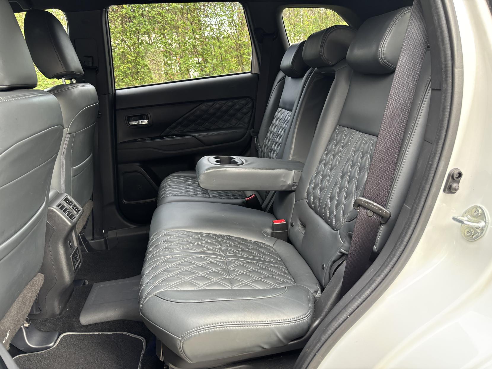 Mitsubishi Outlander 2.4h TwinMotor 13.8kWh 5h SUV 5dr Petrol Plug-in Hybrid CVT 4WD Euro 6 (s/s) (209 ps)