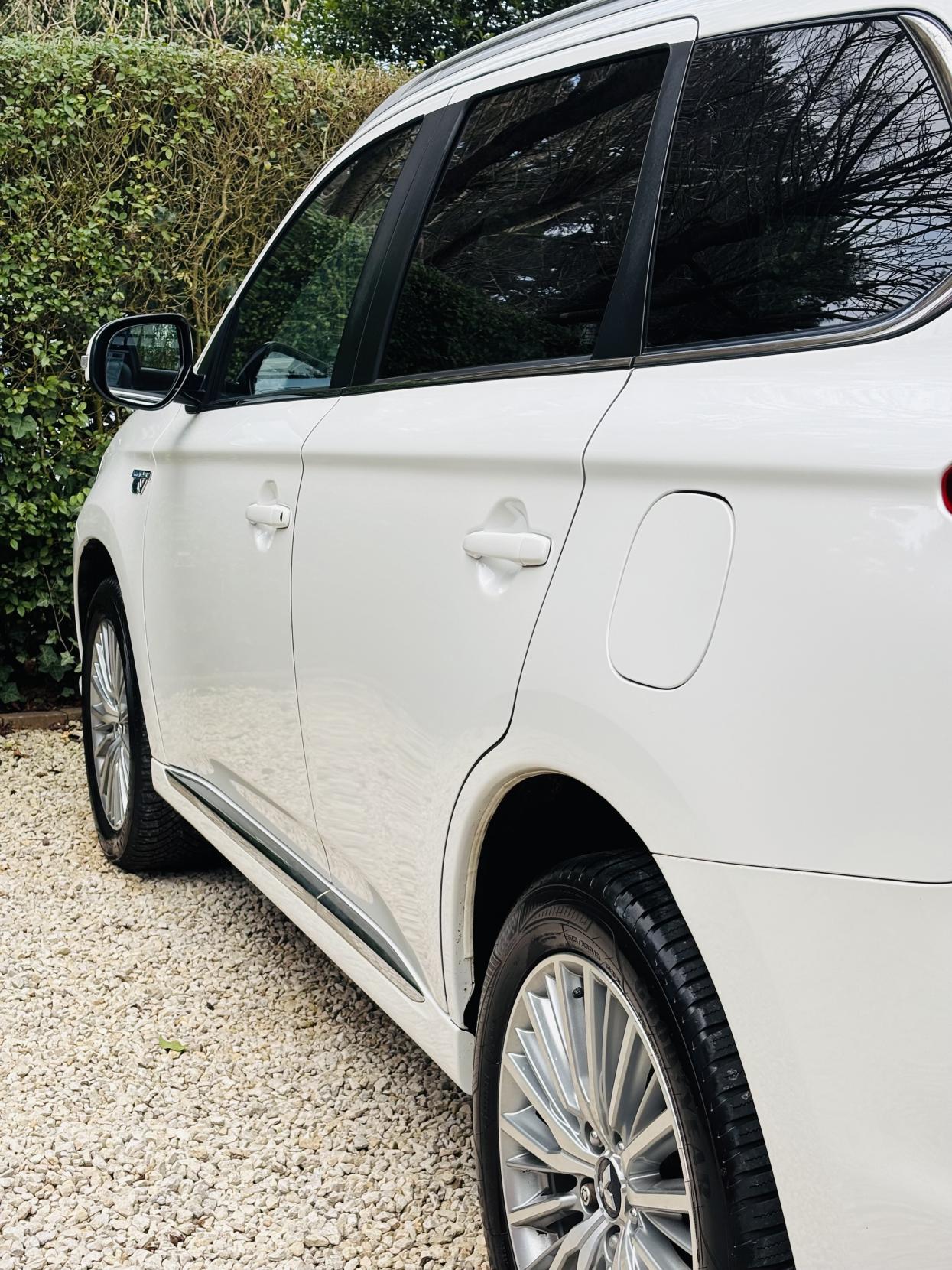 Mitsubishi Outlander 2.4h TwinMotor 13.8kWh 5h SUV 5dr Petrol Plug-in Hybrid CVT 4WD Euro 6 (s/s) (209 ps)