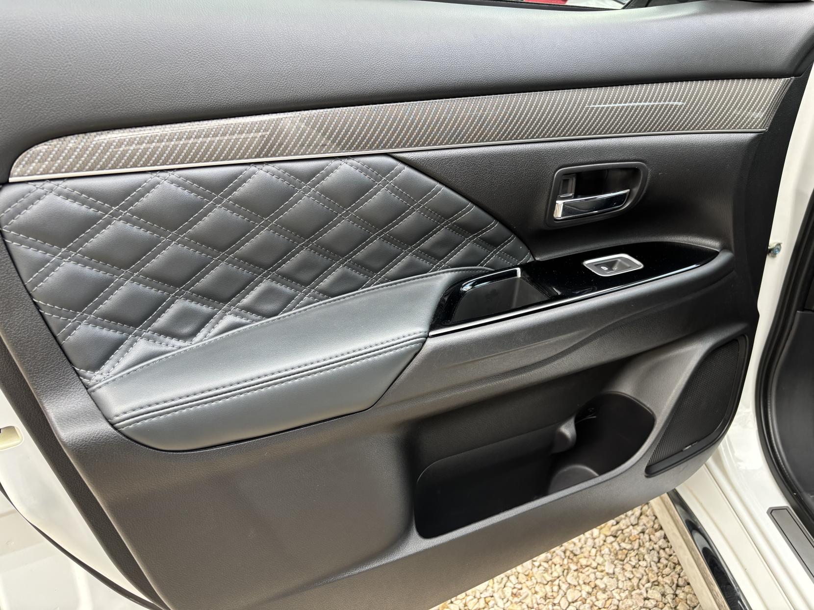 Mitsubishi Outlander 2.4h TwinMotor 13.8kWh 5h SUV 5dr Petrol Plug-in Hybrid CVT 4WD Euro 6 (s/s) (209 ps)