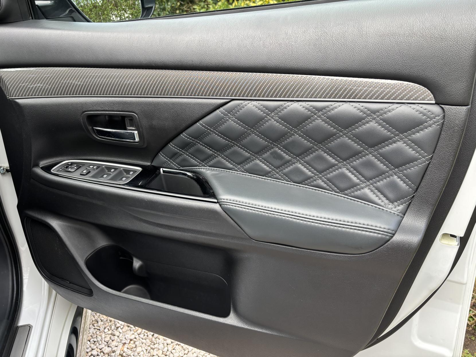 Mitsubishi Outlander 2.4h TwinMotor 13.8kWh 5h SUV 5dr Petrol Plug-in Hybrid CVT 4WD Euro 6 (s/s) (209 ps)