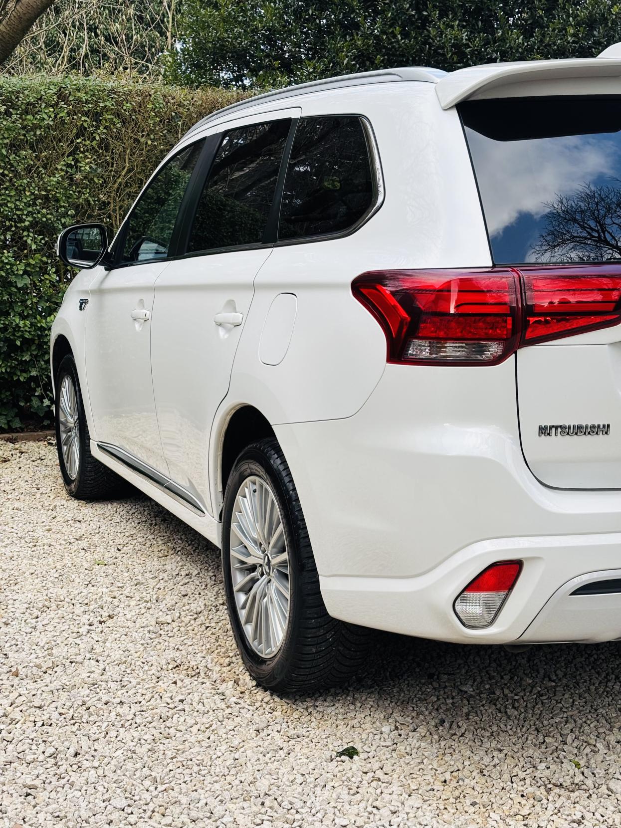 Mitsubishi Outlander 2.4h TwinMotor 13.8kWh 5h SUV 5dr Petrol Plug-in Hybrid CVT 4WD Euro 6 (s/s) (209 ps)