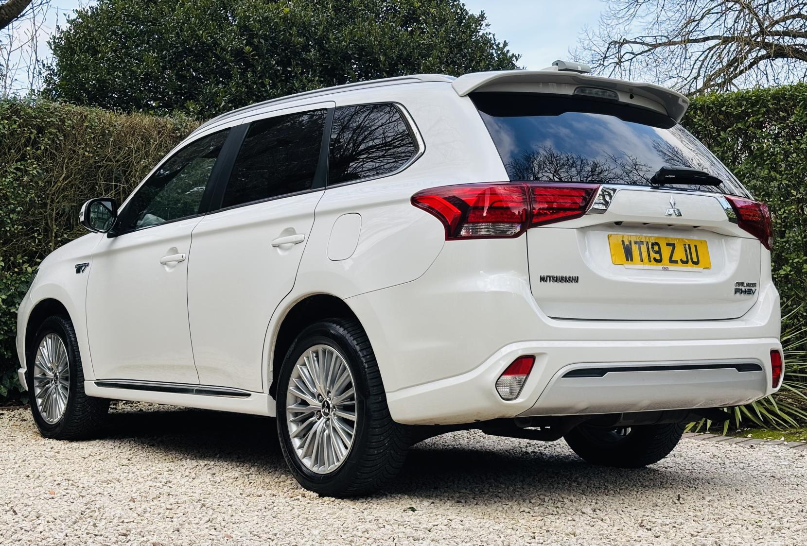 Mitsubishi Outlander 2.4h TwinMotor 13.8kWh 5h SUV 5dr Petrol Plug-in Hybrid CVT 4WD Euro 6 (s/s) (209 ps)