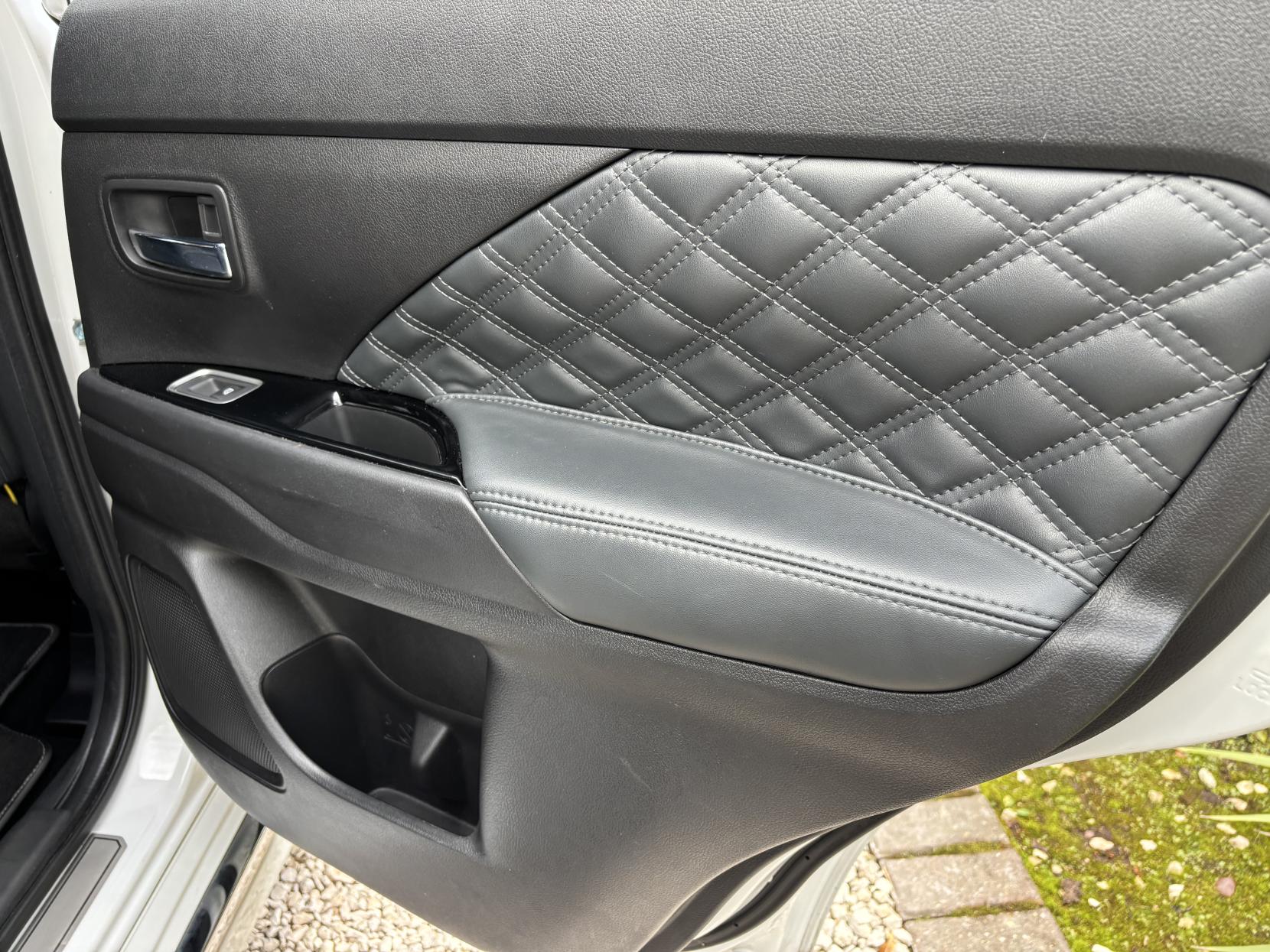 Mitsubishi Outlander 2.4h TwinMotor 13.8kWh 5h SUV 5dr Petrol Plug-in Hybrid CVT 4WD Euro 6 (s/s) (209 ps)