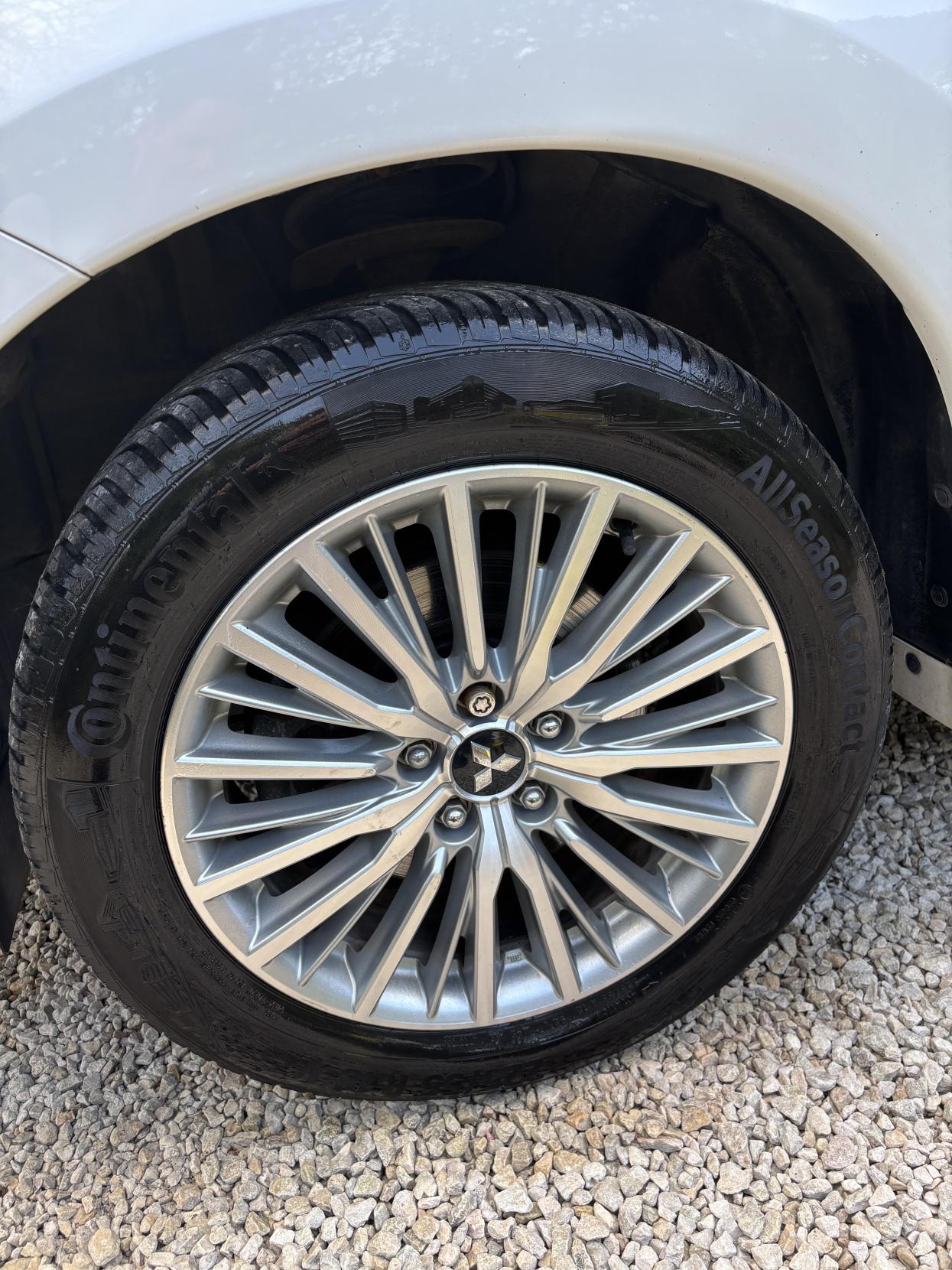 Mitsubishi Outlander 2.4h TwinMotor 13.8kWh 5h SUV 5dr Petrol Plug-in Hybrid CVT 4WD Euro 6 (s/s) (209 ps)