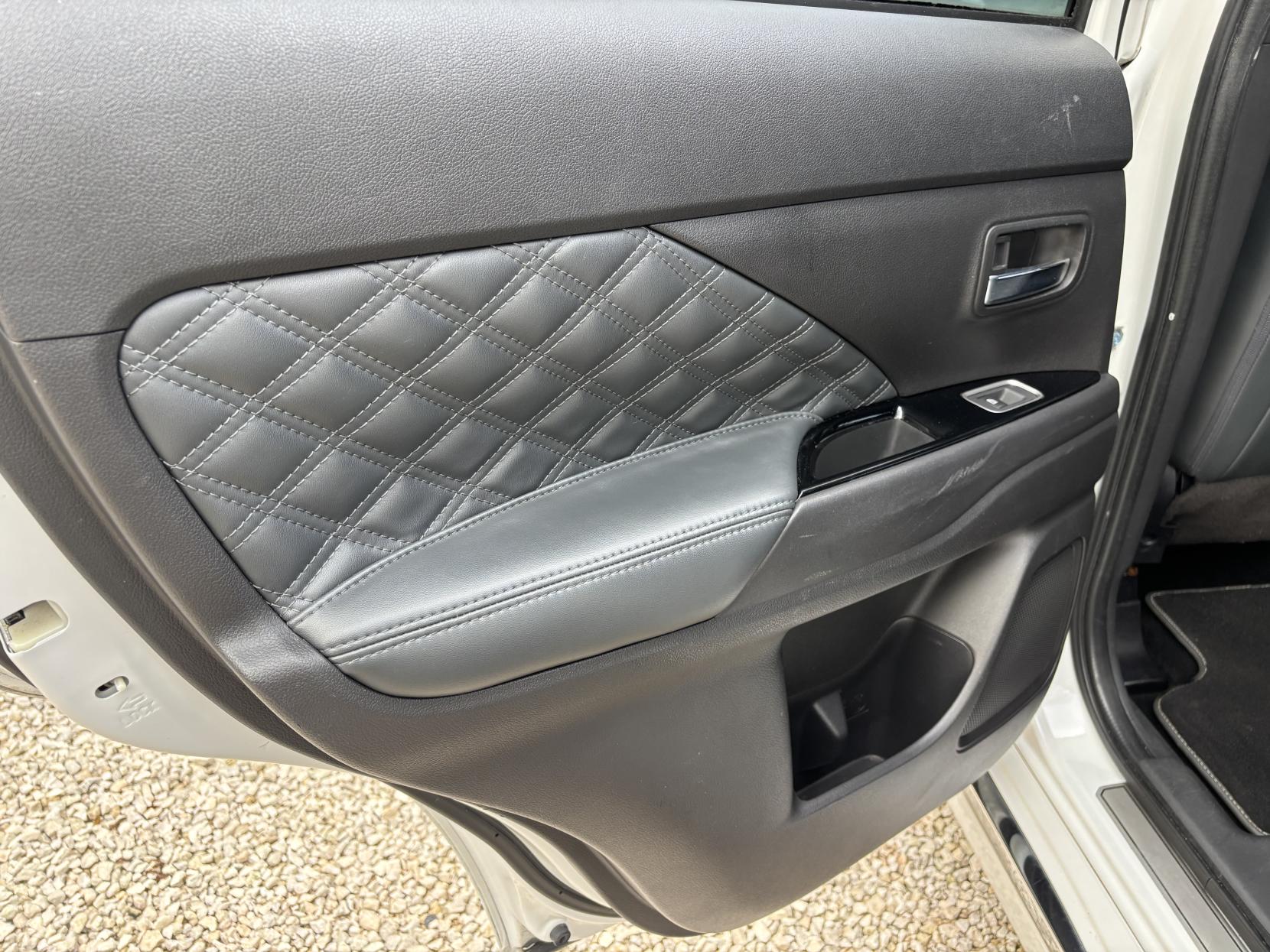 Mitsubishi Outlander 2.4h TwinMotor 13.8kWh 5h SUV 5dr Petrol Plug-in Hybrid CVT 4WD Euro 6 (s/s) (209 ps)