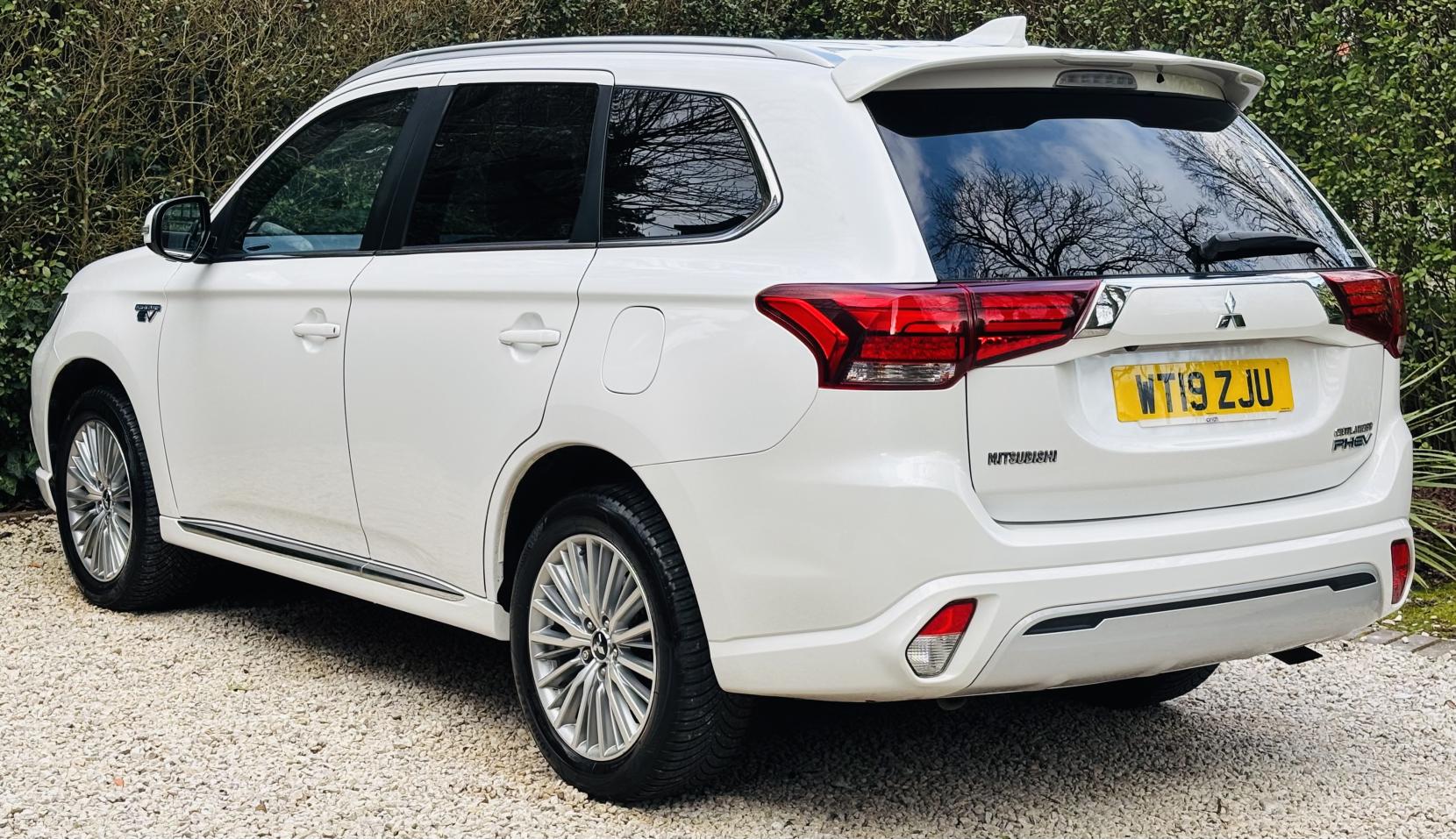Mitsubishi Outlander 2.4h TwinMotor 13.8kWh 5h SUV 5dr Petrol Plug-in Hybrid CVT 4WD Euro 6 (s/s) (209 ps)