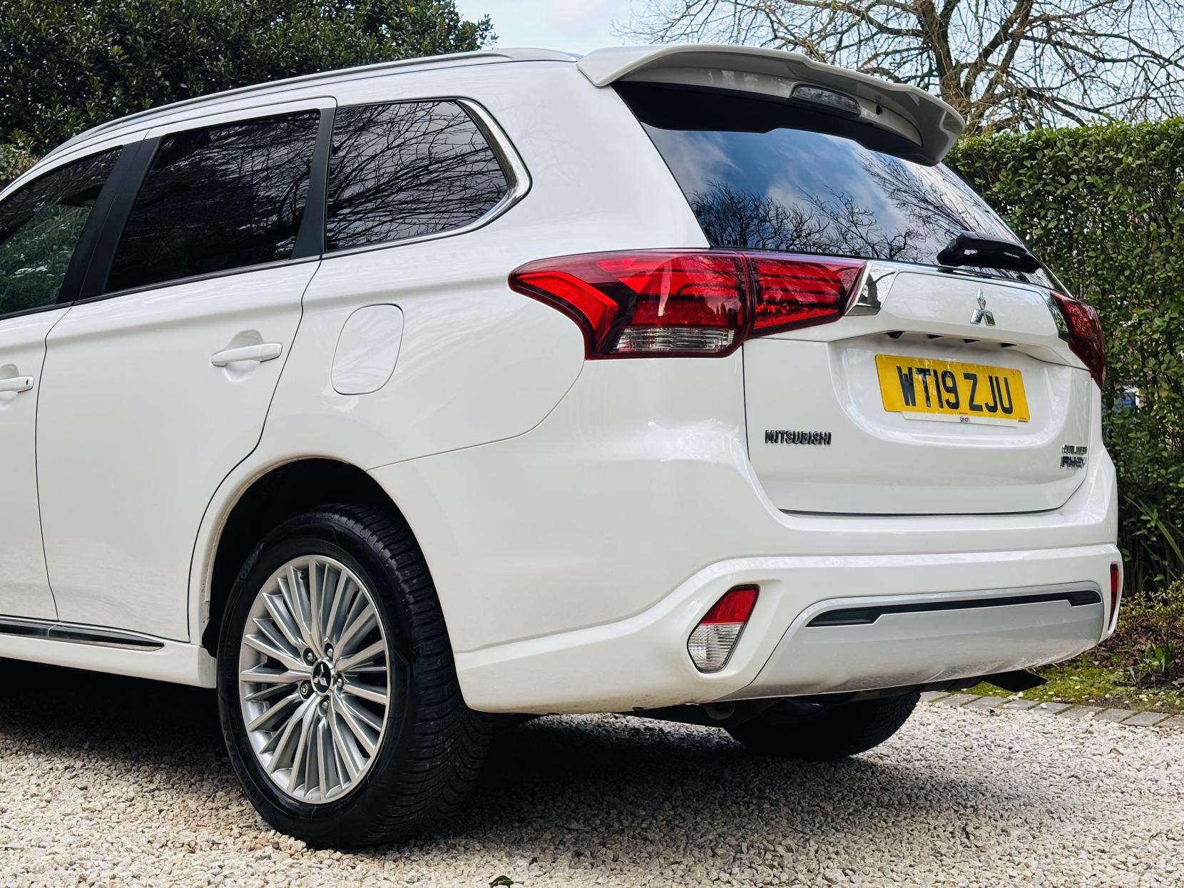 Mitsubishi Outlander 2.4h TwinMotor 13.8kWh 5h SUV 5dr Petrol Plug-in Hybrid CVT 4WD Euro 6 (s/s) (209 ps)