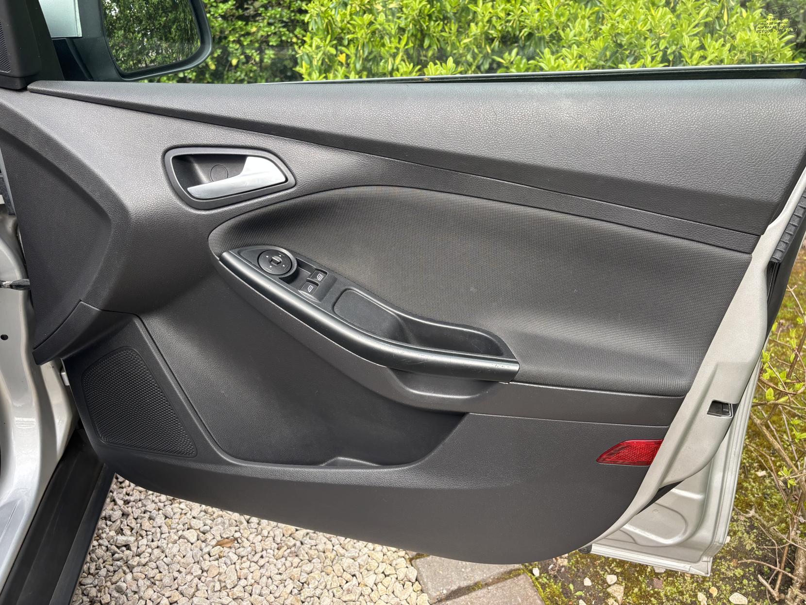 Ford Focus 1.6 Titanium Hatchback 5dr Petrol Manual Euro 5 (125 ps)