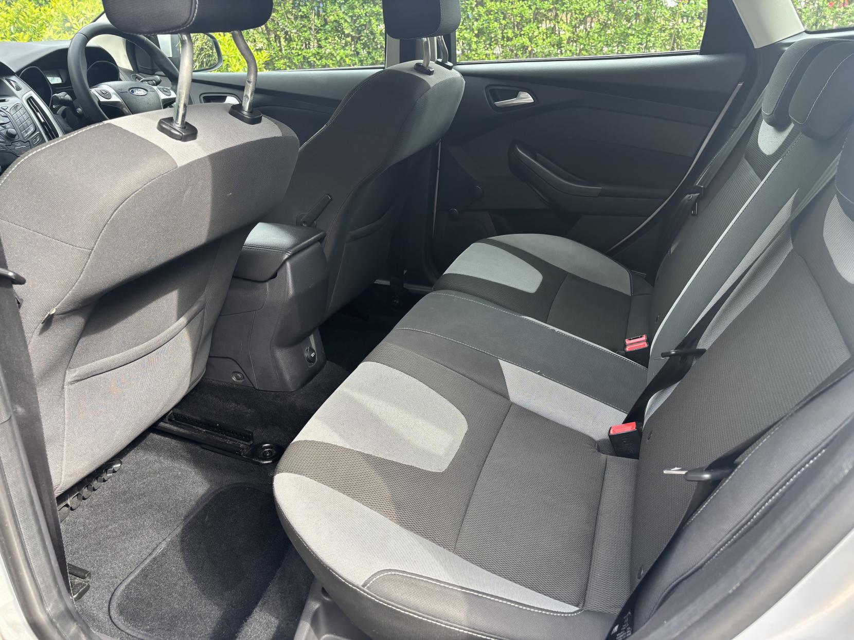 Ford Focus 1.6 Titanium Hatchback 5dr Petrol Manual Euro 5 (125 ps)