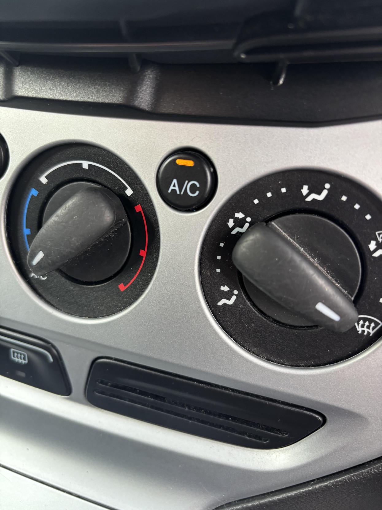 Ford Focus 1.6 Titanium Hatchback 5dr Petrol Manual Euro 5 (125 ps)