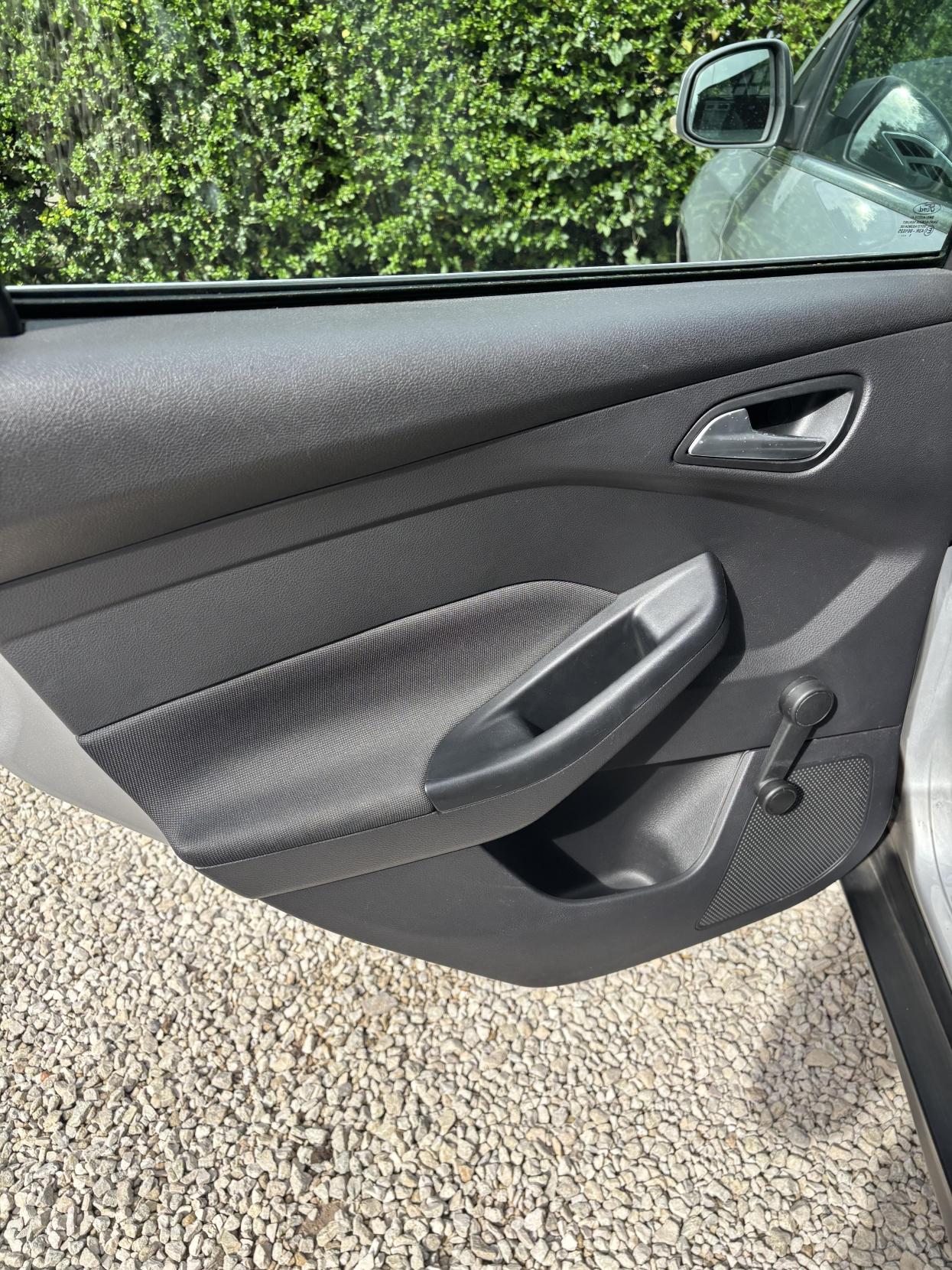 Ford Focus 1.6 Titanium Hatchback 5dr Petrol Manual Euro 5 (125 ps)