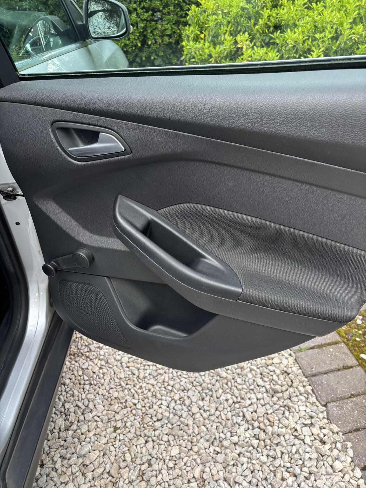 Ford Focus 1.6 Titanium Hatchback 5dr Petrol Manual Euro 5 (125 ps)