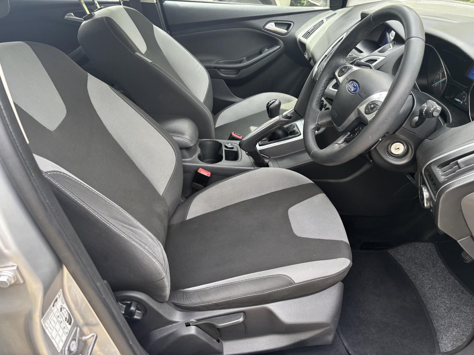 Ford Focus 1.6 Titanium Hatchback 5dr Petrol Manual Euro 5 (125 ps)