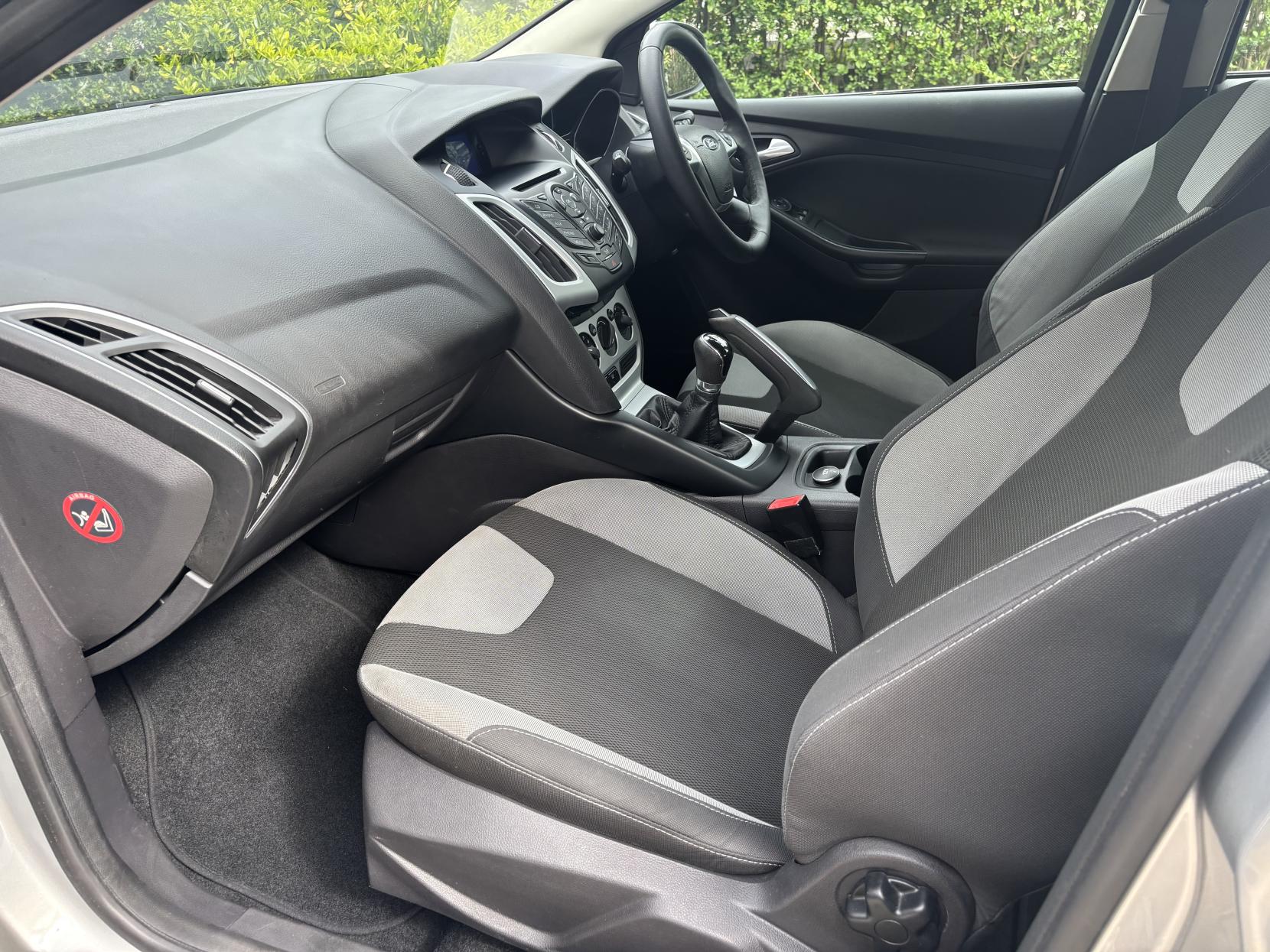 Ford Focus 1.6 Titanium Hatchback 5dr Petrol Manual Euro 5 (125 ps)