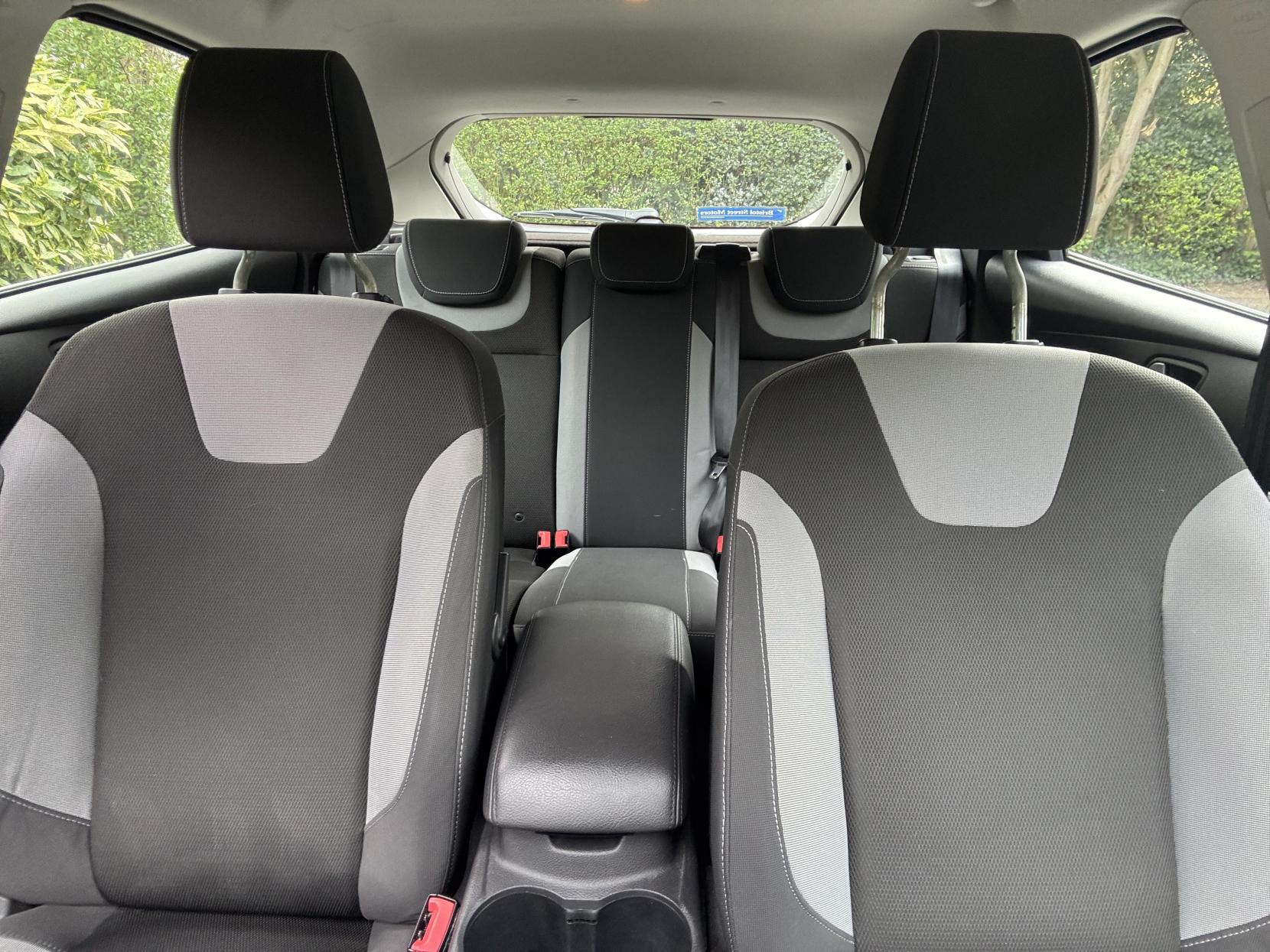 Ford Focus 1.6 Titanium Hatchback 5dr Petrol Manual Euro 5 (125 ps)