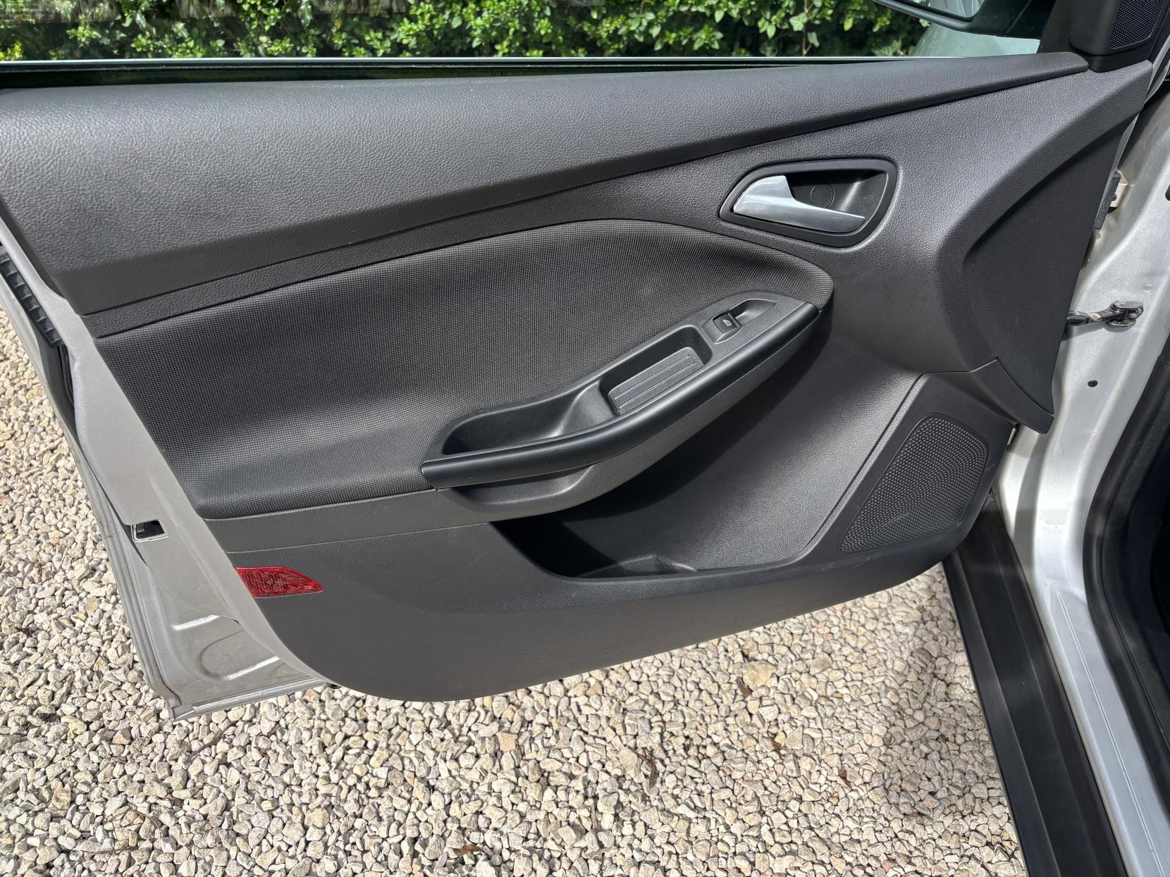 Ford Focus 1.6 Titanium Hatchback 5dr Petrol Manual Euro 5 (125 ps)