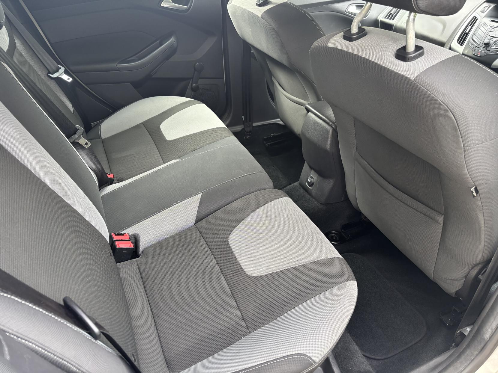 Ford Focus 1.6 Titanium Hatchback 5dr Petrol Manual Euro 5 (125 ps)