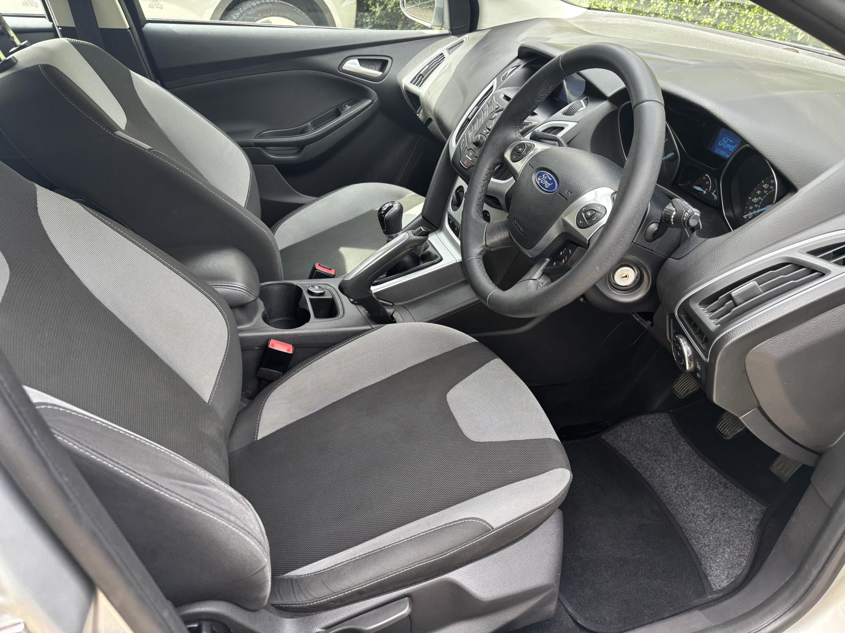 Ford Focus 1.6 Titanium Hatchback 5dr Petrol Manual Euro 5 (125 ps)