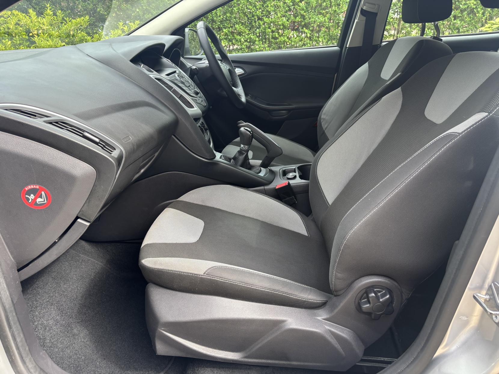 Ford Focus 1.6 Titanium Hatchback 5dr Petrol Manual Euro 5 (125 ps)